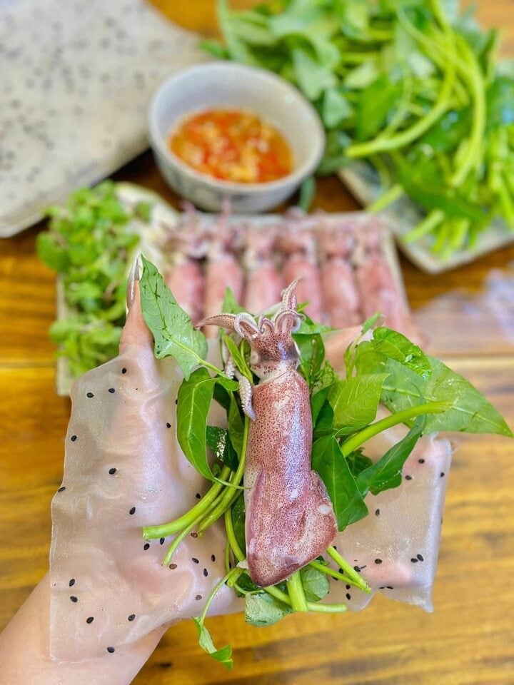 Vì sao món mực hấp cuốn rau muống bánh tráng gây sốt mạng?- Ảnh 2. Vì sao món mực hấp cuốn rau muống bánh tráng gây sốt mạng?- Ảnh 2.