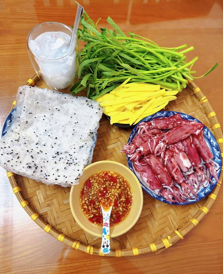 Vì sao món mực hấp cuốn rau muống bánh tráng gây sốt mạng?- Ảnh 1. Vì sao món mực hấp cuốn rau muống bánh tráng gây sốt mạng?- Ảnh 1.