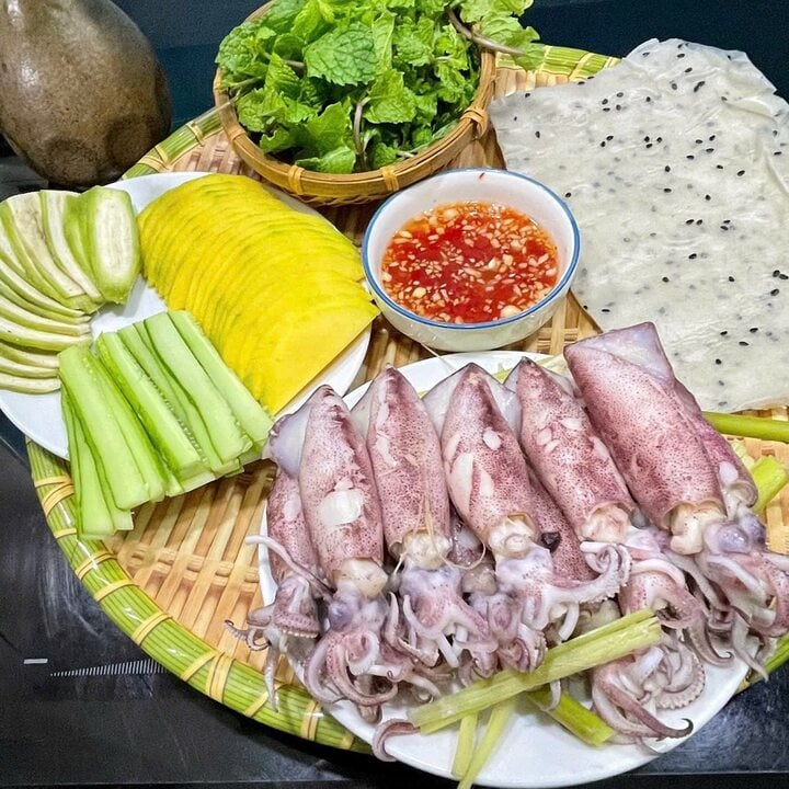 Vì sao món mực hấp cuốn rau muống bánh tráng gây sốt mạng?- Ảnh 3. Vì sao món mực hấp cuốn rau muống bánh tráng gây sốt mạng?- Ảnh 3.