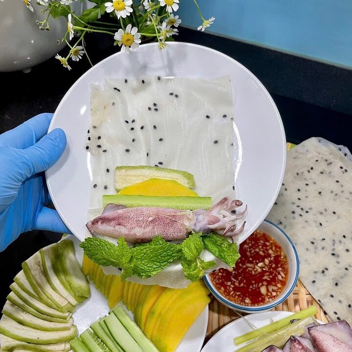 Vì sao món mực hấp cuốn rau muống bánh tráng gây sốt mạng?- Ảnh 4. Vì sao món mực hấp cuốn rau muống bánh tráng gây sốt mạng?- Ảnh 4.