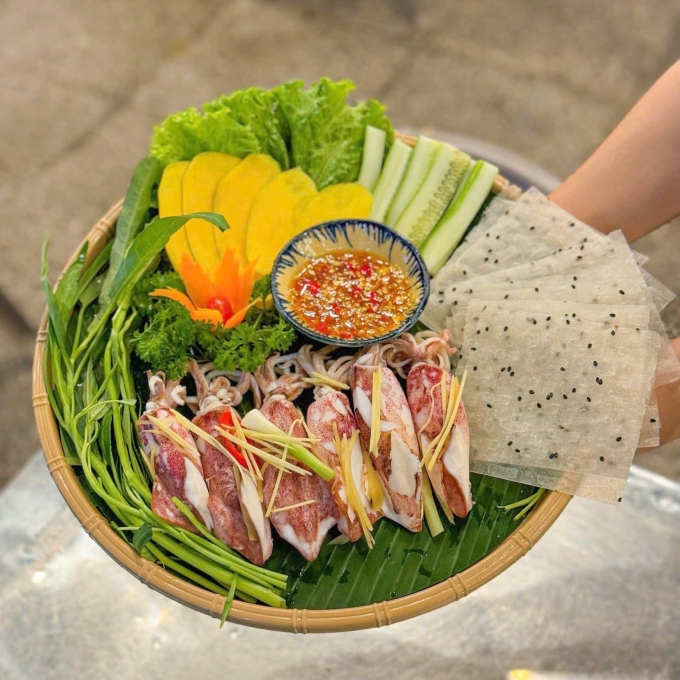 Mực cuốn rau muống - món ăn hot trend gây tranh cãi, ăn thế nào mới đúng?- Ảnh 2. Mực cuốn rau muống - món ăn hot trend gây tranh cãi, ăn thế nào mới đúng?- Ảnh 2.