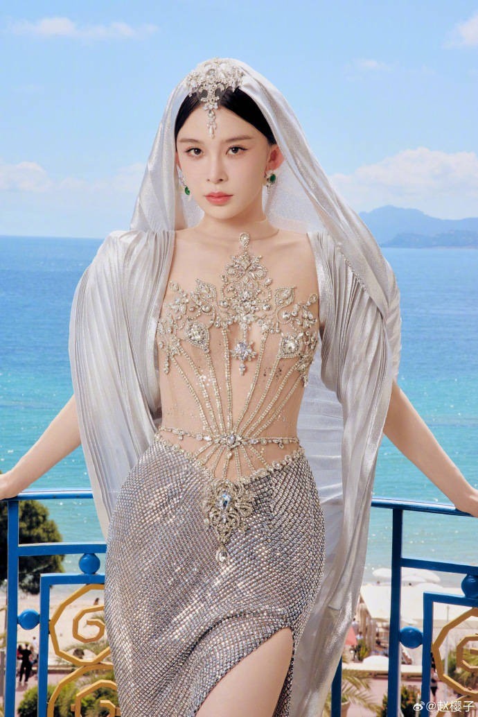 Sao Trung Quốc mặc hở bị bảo vệ mời rời khỏi thảm đỏ Cannes - Ảnh 2. Sao Trung Quốc mặc hở bị bảo vệ mời rời khỏi thảm đỏ Cannes - Ảnh 2.