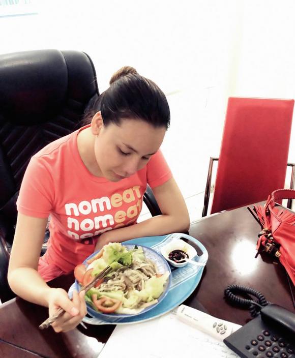 Cô dâu 45 tuổi Hồ Quỳnh Hương đẹp nền nã trong hôn lễ, nhờ công thức ăn chay trường gần 20 năm qua?- Ảnh 4. Cô dâu 45 tuổi Hồ Quỳnh Hương đẹp nền nã trong hôn lễ, nhờ công thức ăn chay trường gần 20 năm qua?- Ảnh 4.