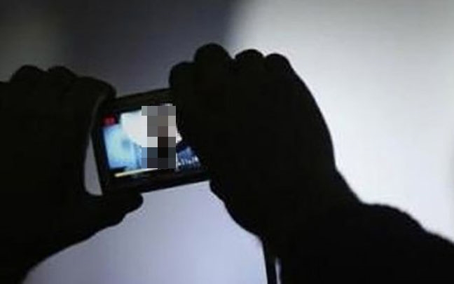 Đi nhà nghỉ cùng bạn trai quen qua Facebook, cô gái bị tống tiền từ hình ảnh nhạy cảm