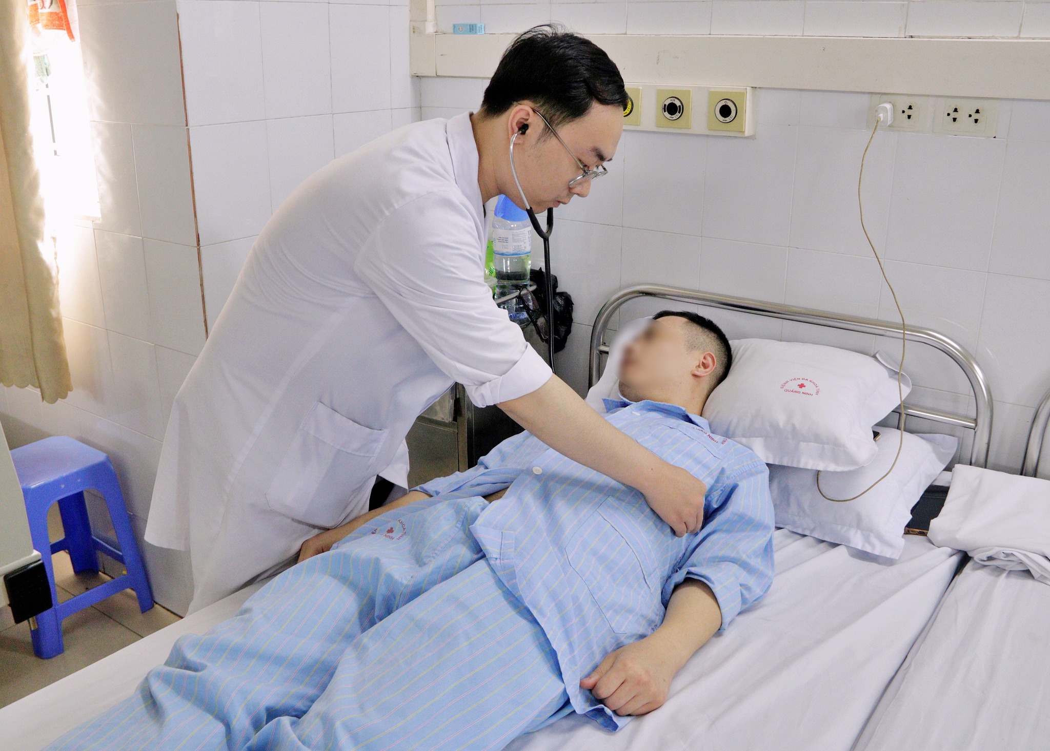 Người đàn ông 41 tuổi ở Quảng Ninh đang khỏe mạnh bất ngờ bị nhồi máu cơ tim từ dấu hiệu điển hình này - Ảnh 2.
