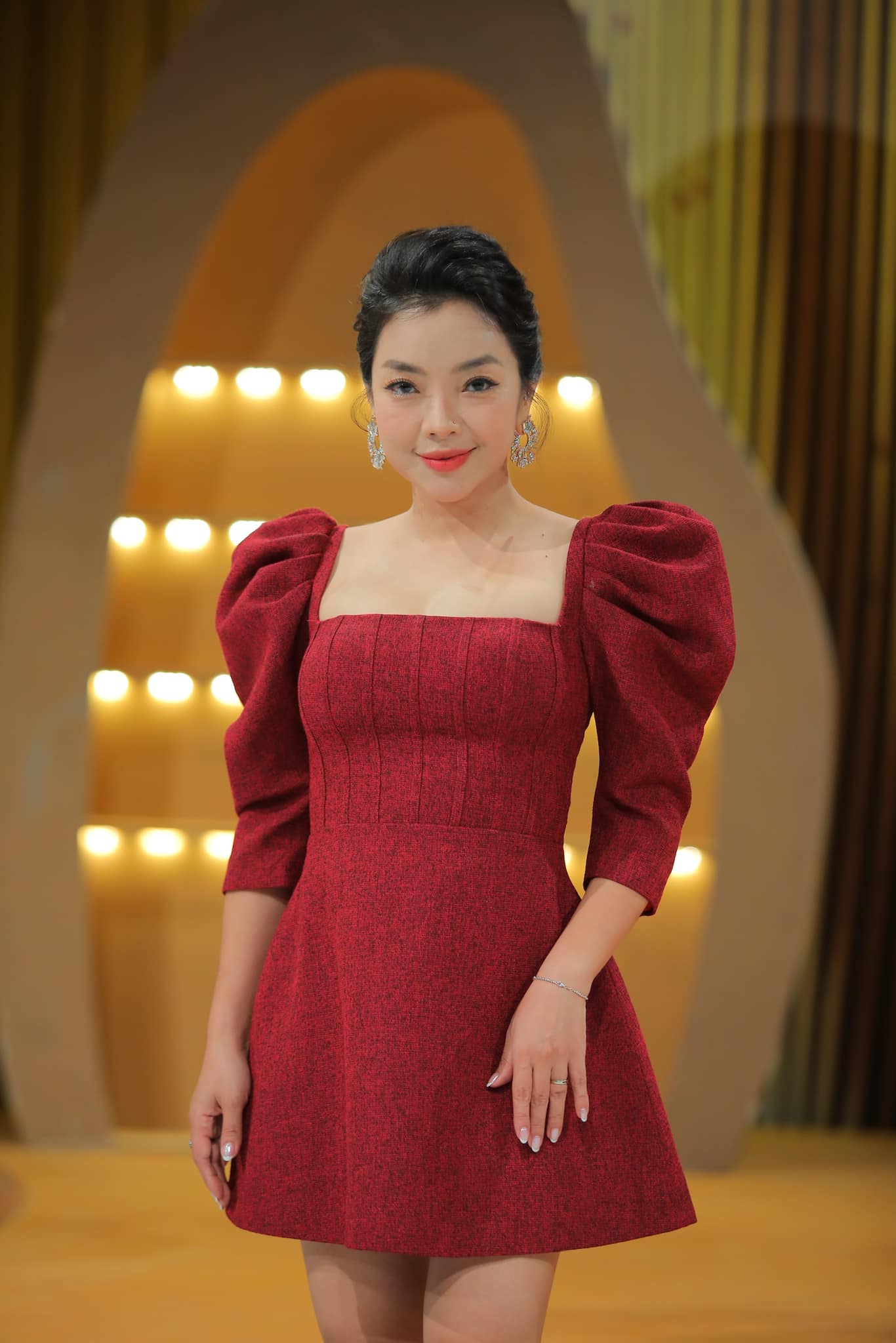 Nữ NSƯT quê Hải Phòng mang quân hàm Thượng tá từng thi 'Sao mai điểm hẹn' cùng Tùng Dương, Kasim Hoàng Vũ, giờ ra sao? - Ảnh 2.