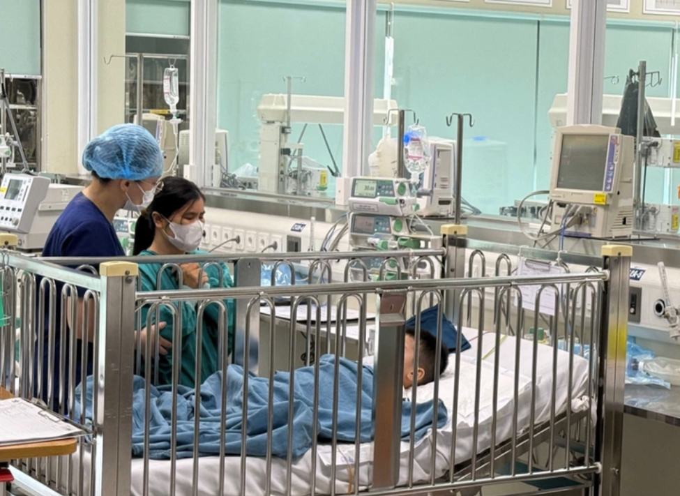 Thông tin mới nhất về sức khỏe bé trai 4 tuổi ở Nam Định bị xe công nông 'chèn' qua người- Ảnh 1.