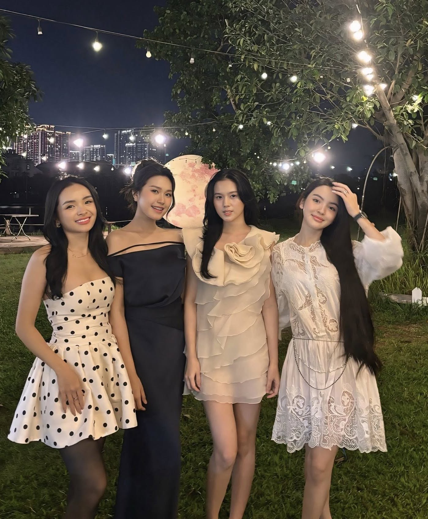 Mới chớm hè, bà xã Quang Hải đã lăng xê kiểu váy 2 dây - Ảnh 4. Mới chớm hè, bà xã Quang Hải đã lăng xê kiểu váy 2 dây - Ảnh 4.