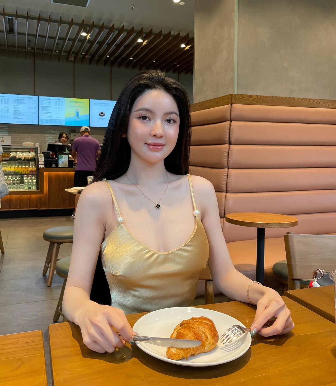 Mới chớm hè, bà xã Quang Hải đã lăng xê kiểu váy 2 dây - Ảnh 3. Mới chớm hè, bà xã Quang Hải đã lăng xê kiểu váy 2 dây - Ảnh 3.