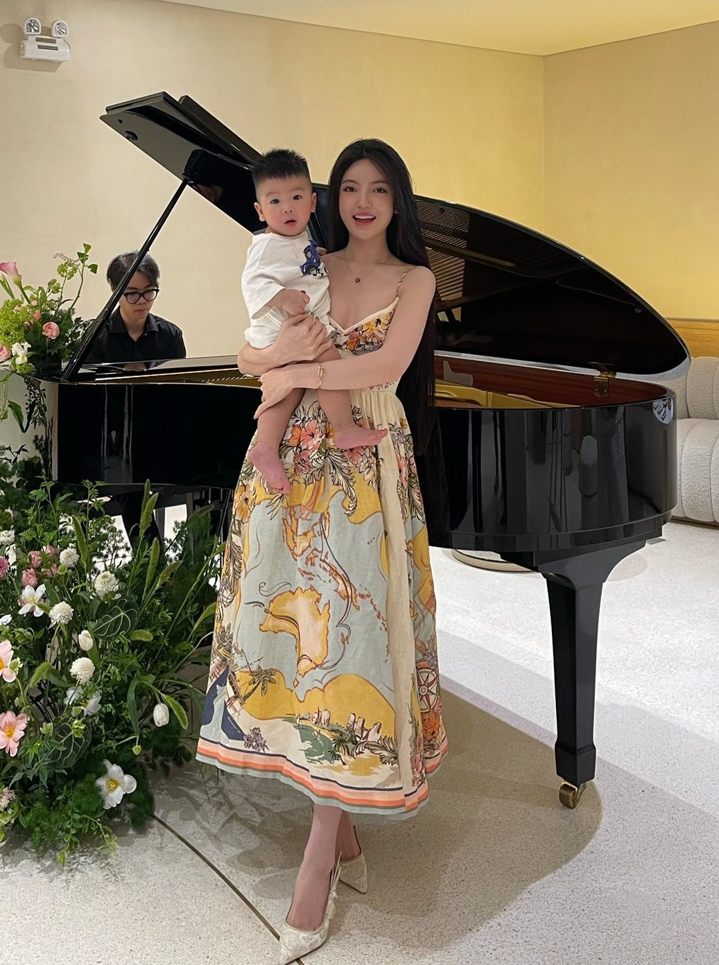 Mới chớm hè, bà xã Quang Hải đã lăng xê kiểu váy 2 dây - Ảnh 2. Mới chớm hè, bà xã Quang Hải đã lăng xê kiểu váy 2 dây - Ảnh 2.