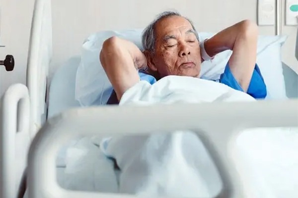 Cha già tự hào có 3 con trai tiến sĩ gửi tiền hàng tháng, đến lúc nằm viện ông mới nhận ra bài học đắt giá - Ảnh 1. Cha già tự hào có 3 con trai tiến sĩ gửi tiền hàng tháng, đến lúc nằm viện ông mới nhận ra bài học đắt giá - Ảnh 1.