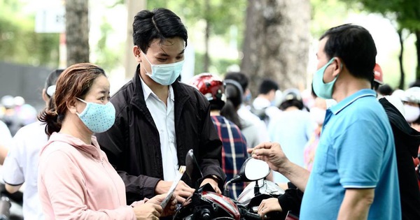 Bộ Y tế khuyến cáo người dân đeo khẩu trang nơi công cộng để phòng chống dịch COVID-19 - Ảnh 2. Bộ Y tế khuyến cáo người dân đeo khẩu trang nơi công cộng để phòng chống dịch COVID-19 - Ảnh 2.