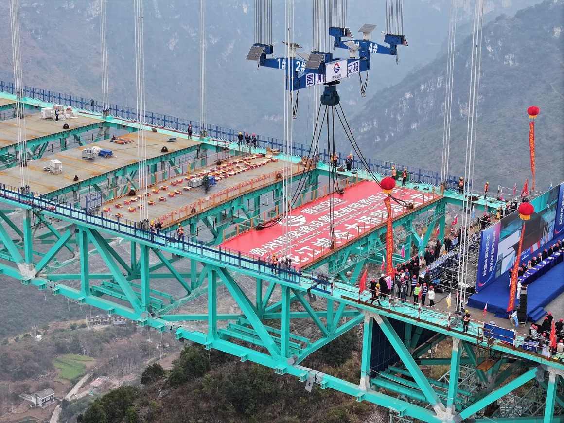 Băng qua "vết nứt Trái đất" chỉ trong 120 giây: Siêu công trình của Trung Quốc khiến thế giới choáng ngợp - Ảnh 1. Băng qua "vết nứt Trái đất" chỉ trong 120 giây: Siêu công trình của Trung Quốc khiến thế giới choáng ngợp - Ảnh 1.