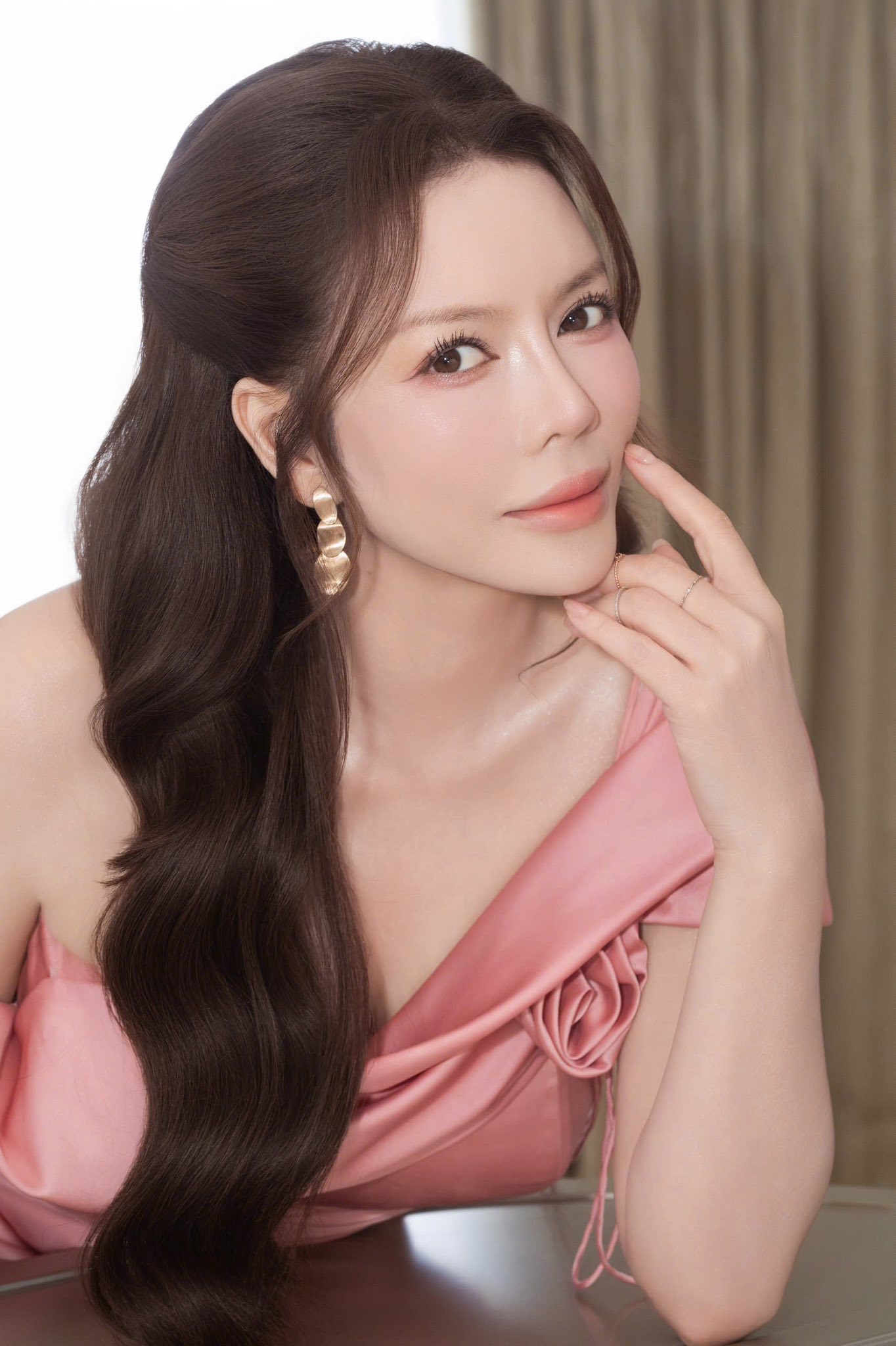 Sắc vóc 'nữ đại gia' Vbiz sở hữu bộ kim cương khủng vừa nhận được hoa cưới trong hôn lễ Hồ Quỳnh Hương- Ảnh 2.