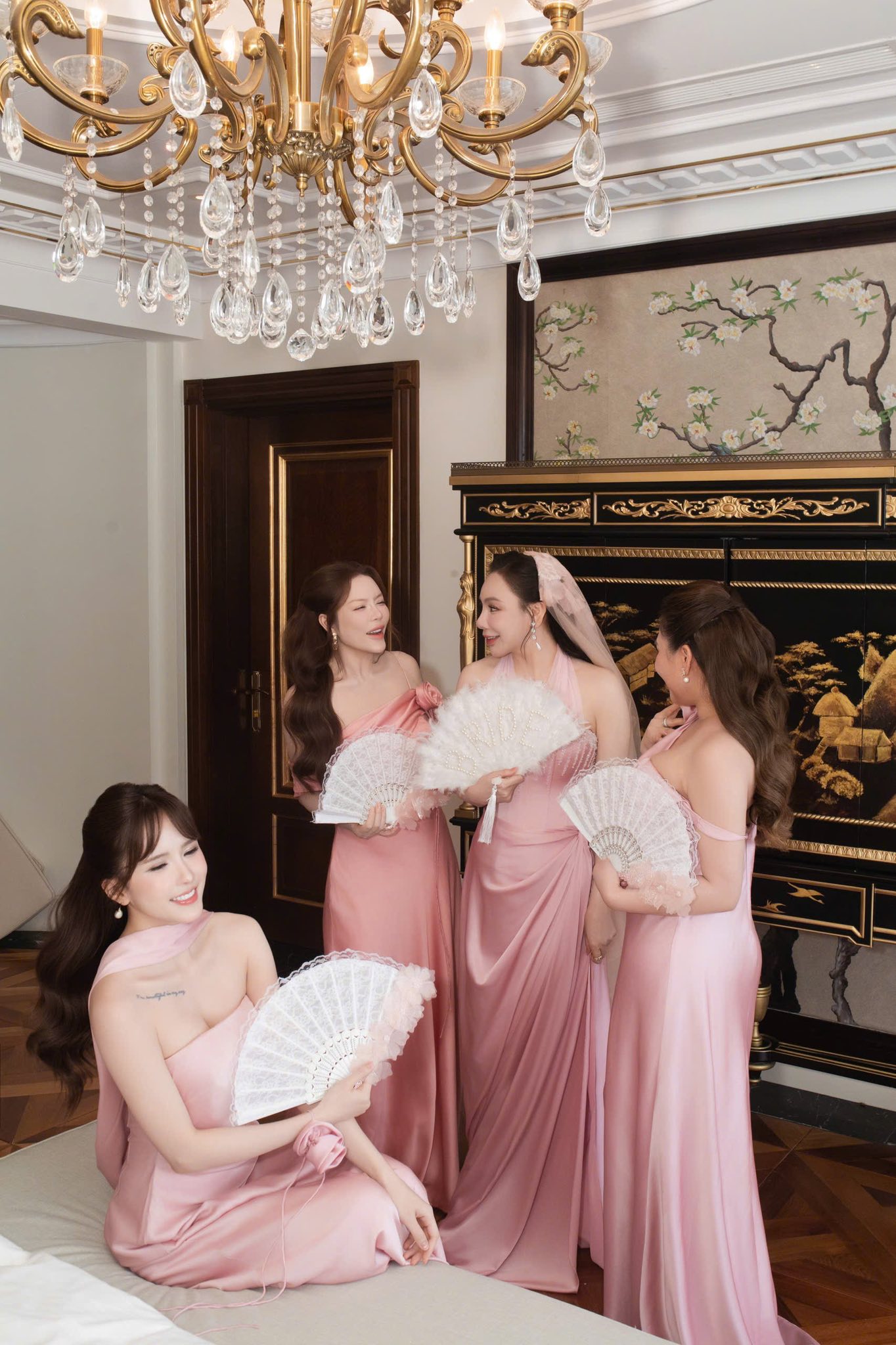 Sắc vóc 'nữ đại gia' Vbiz sở hữu bộ kim cương khủng vừa nhận được hoa cưới trong hôn lễ Hồ Quỳnh Hương- Ảnh 3.