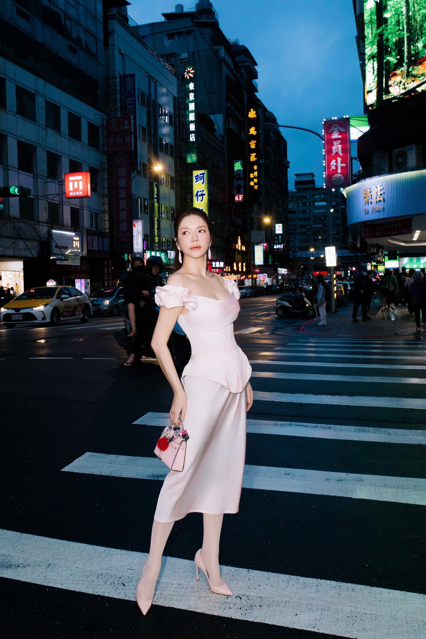 Sắc vóc 'nữ đại gia' Vbiz sở hữu bộ kim cương khủng vừa nhận được hoa cưới trong hôn lễ Hồ Quỳnh Hương- Ảnh 7.