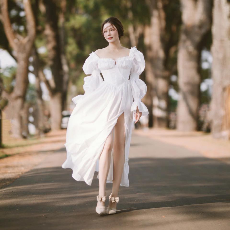 Sắc vóc 'nữ đại gia' Vbiz sở hữu bộ kim cương khủng vừa nhận được hoa cưới trong hôn lễ Hồ Quỳnh Hương- Ảnh 9.