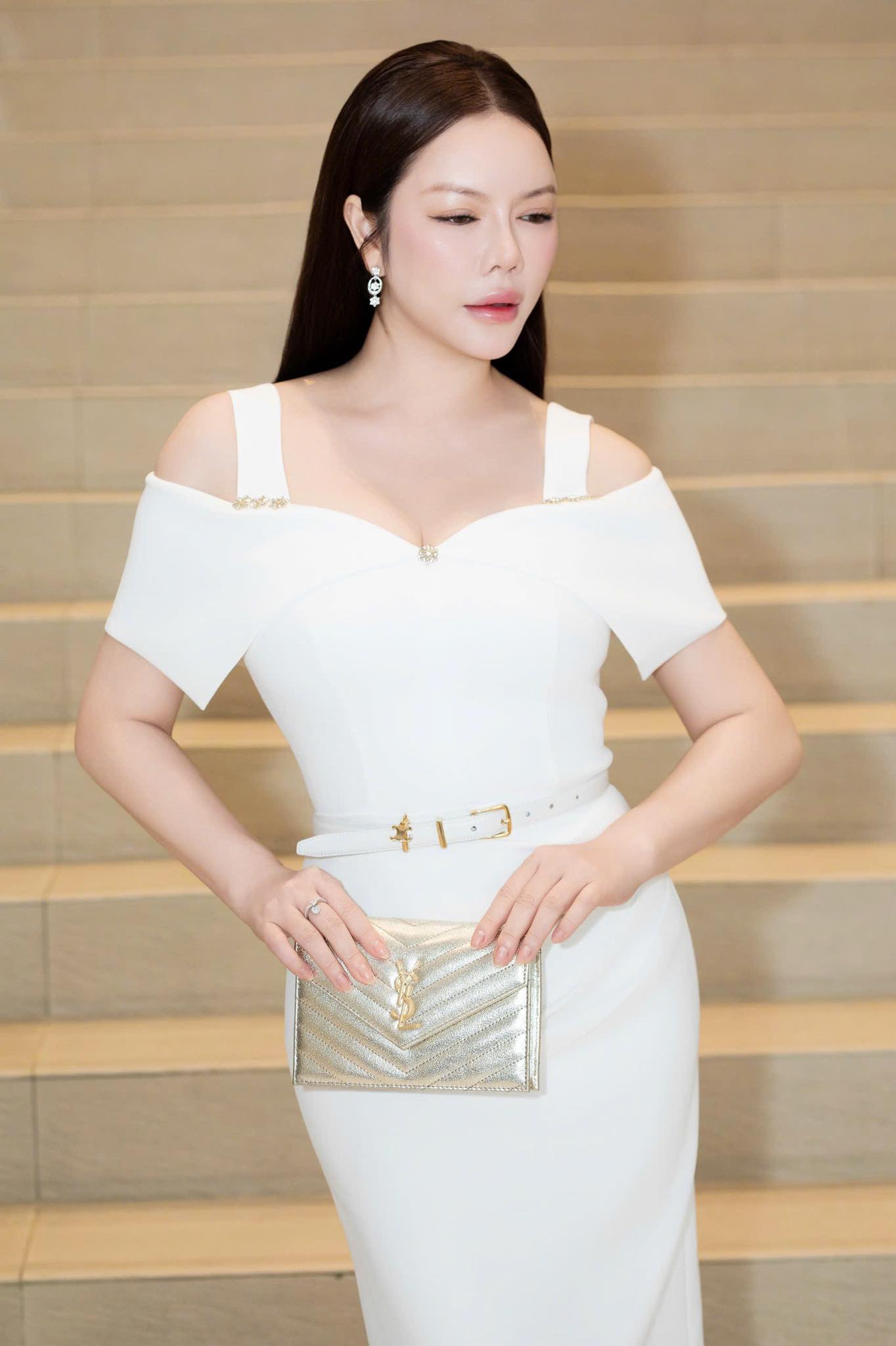 Sắc vóc 'nữ đại gia' Vbiz sở hữu bộ kim cương khủng vừa nhận được hoa cưới trong hôn lễ Hồ Quỳnh Hương- Ảnh 10.