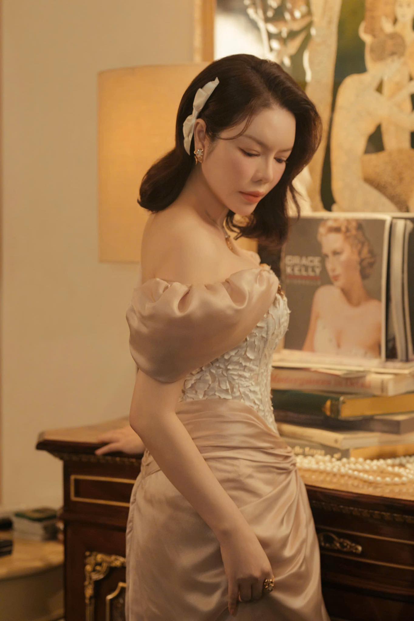 Sắc vóc 'nữ đại gia' Vbiz sở hữu bộ kim cương khủng vừa nhận được hoa cưới trong hôn lễ Hồ Quỳnh Hương- Ảnh 12.