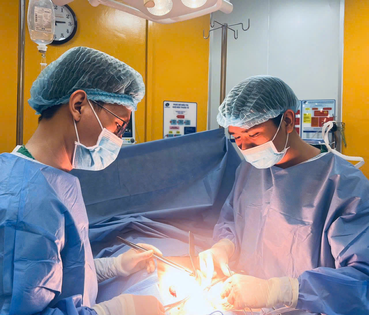Hai sinh viên vào cấp cứu với hàng chục vết dao đâm - Ảnh 1. Hai sinh viên vào cấp cứu với hàng chục vết dao đâm - Ảnh 1.