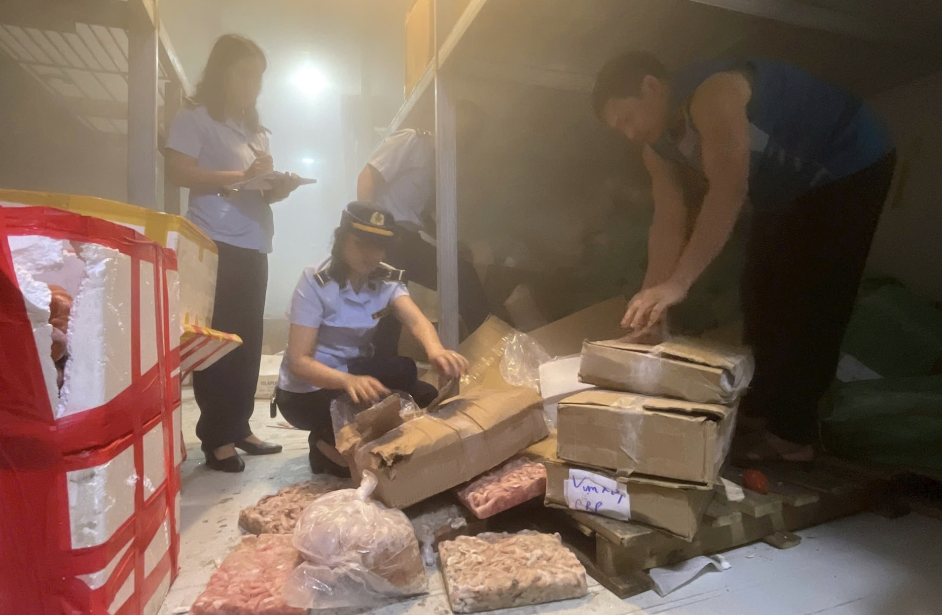 Đón lõng xe tải đang lưu thông, hàng ngàn sản phẩm sữa bột, thực phẩm chức năng và thực phẩm bẩn được ngăn chặn- Ảnh 3.