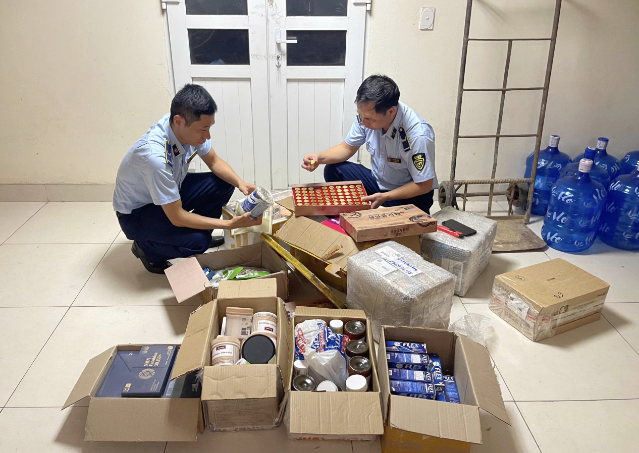 Đón lõng xe tải đang lưu thông, hàng ngàn sản phẩm sữa bột, thực phẩm chức năng và thực phẩm bẩn được ngăn chặn- Ảnh 2.