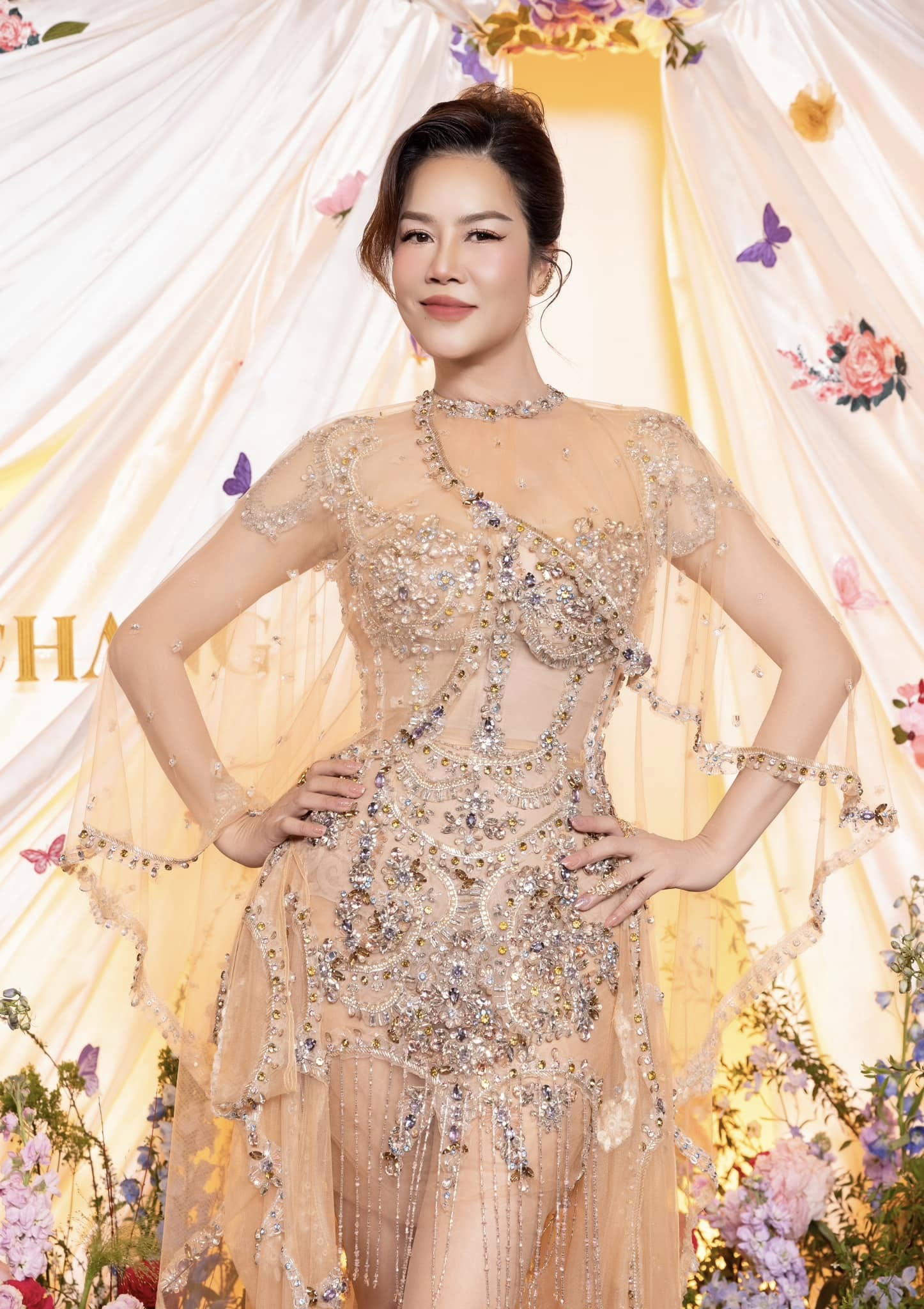 'Chị đẹp' quê Hải Phòng tuổi ngoài 50 có nhan sắc 'hack' tuổi gây sốc, tình yêu đẹp bên bầu show nổi tiếng- Ảnh 4.