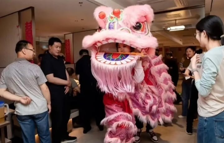 Cặp đôi làm tiệc cưới ở quán lẩu, hóa đơn dài 2 mét nhưng chỉ tốn 80 triệu đồng - Ảnh 2. Cặp đôi làm tiệc cưới ở quán lẩu, hóa đơn dài 2 mét nhưng chỉ tốn 80 triệu đồng - Ảnh 2.