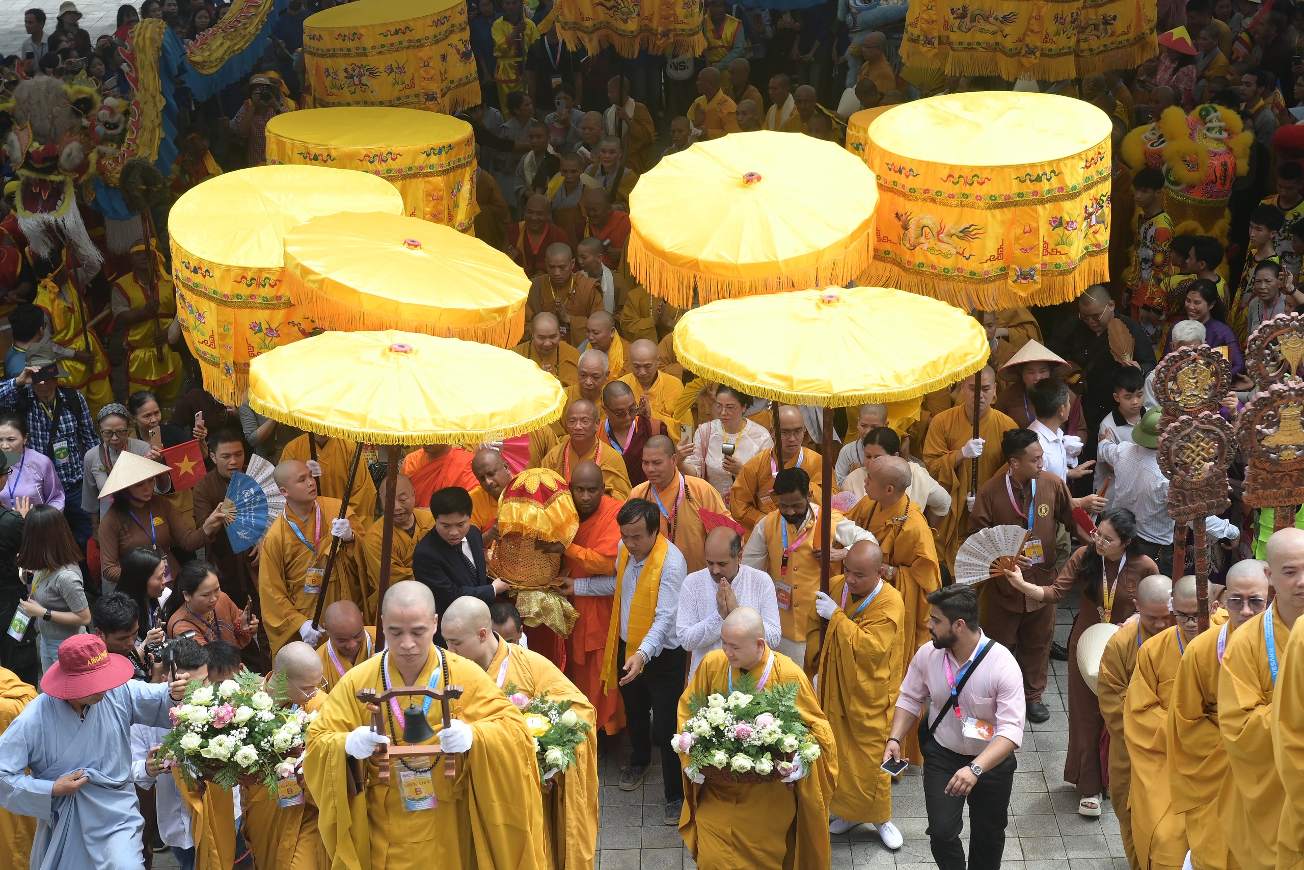 'Biển' người đến chùa Tam Chúc ở Hà Nam chiêm bái xá lợi Đức Phật- Ảnh 3. 'Biển' người đến chùa Tam Chúc ở Hà Nam chiêm bái xá lợi Đức Phật- Ảnh 3.