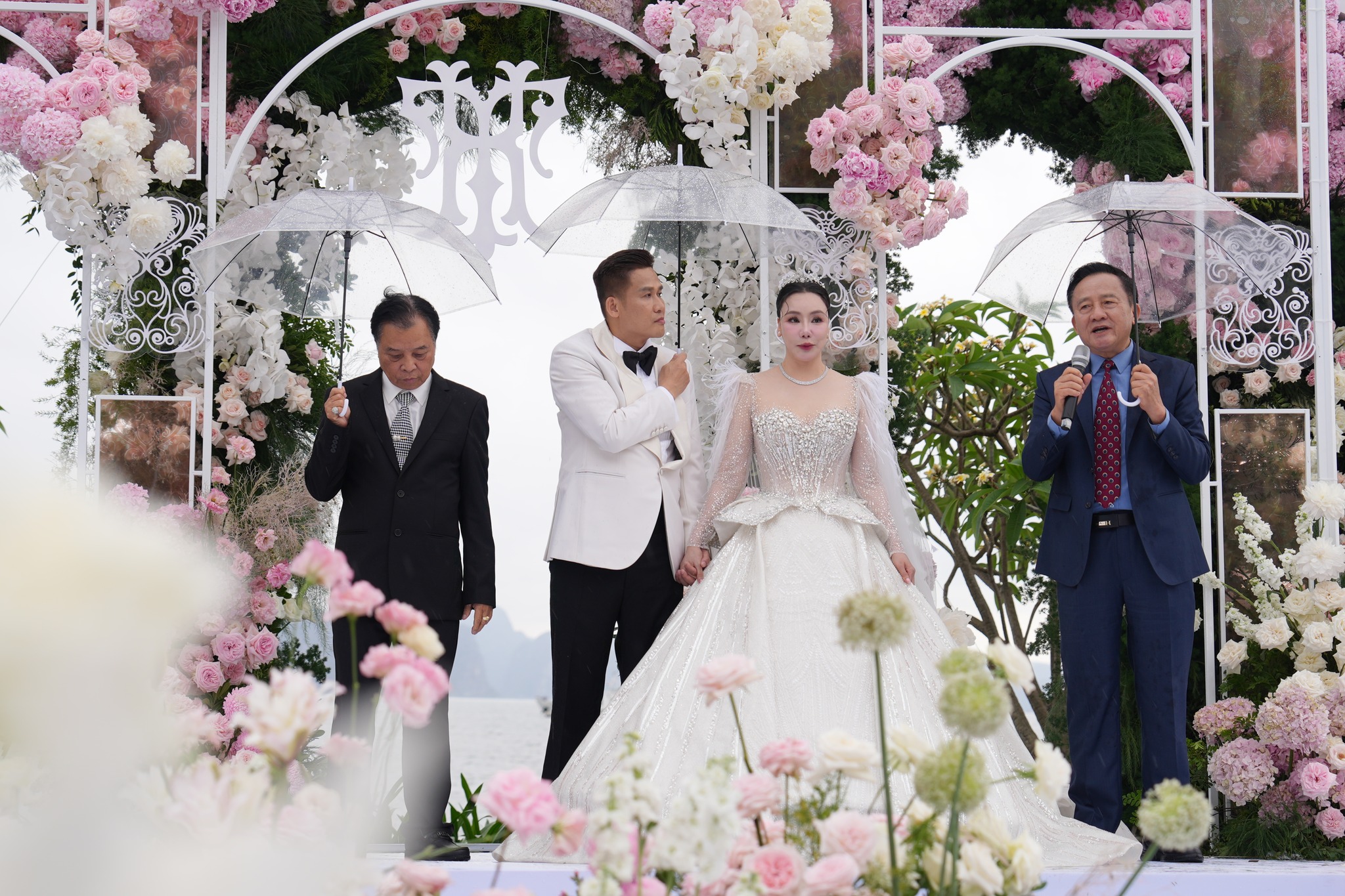 Sau đám cưới, Hồ Quỳnh Hương rơi lệ khi đọc 'Bức thư tình gửi Hương' từ mẹ bé Thiện Nhân- Ảnh 1.