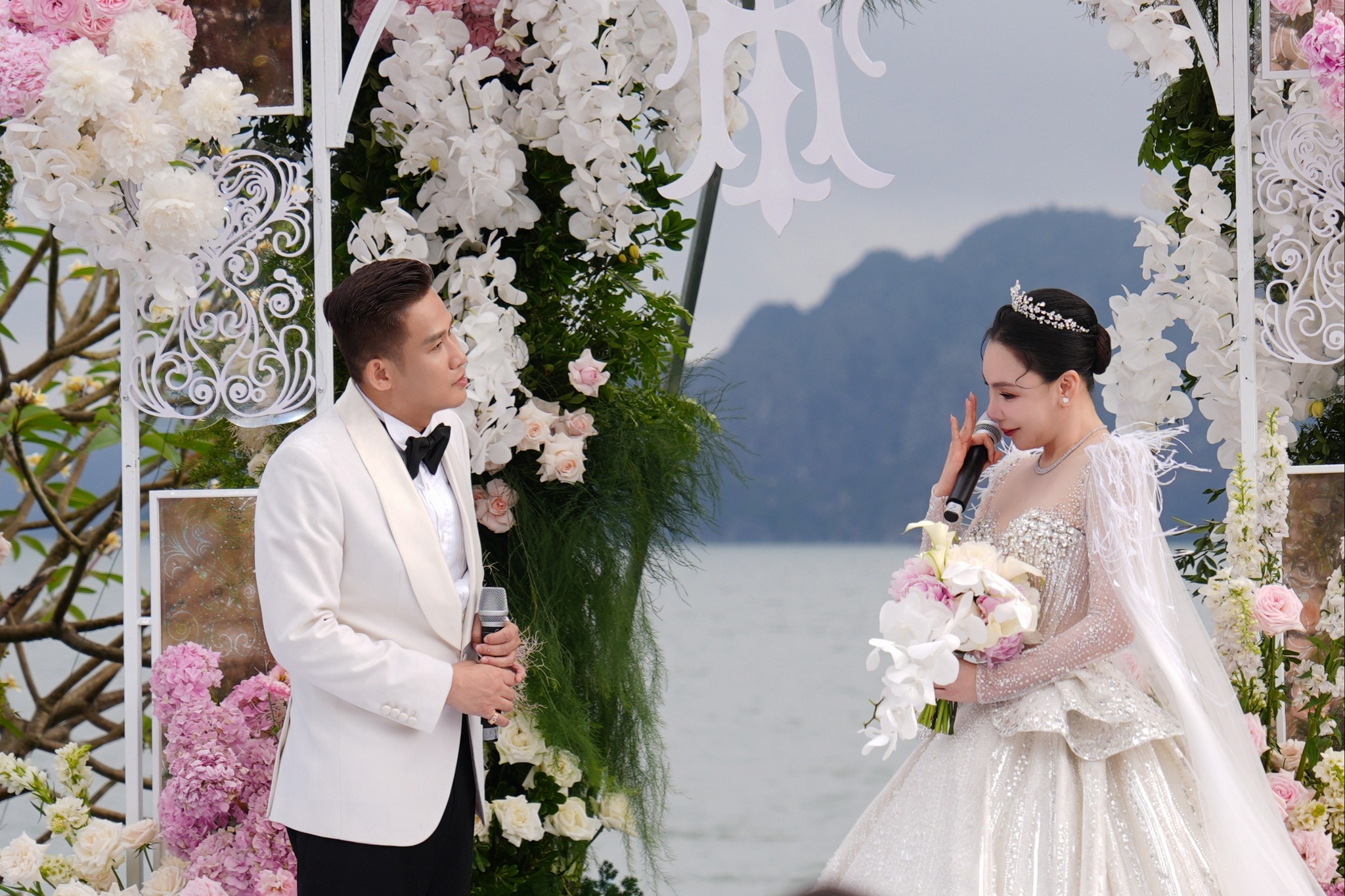 Sau đám cưới, Hồ Quỳnh Hương rơi lệ khi đọc 'Bức thư tình gửi Hương' từ mẹ bé Thiện Nhân- Ảnh 2.