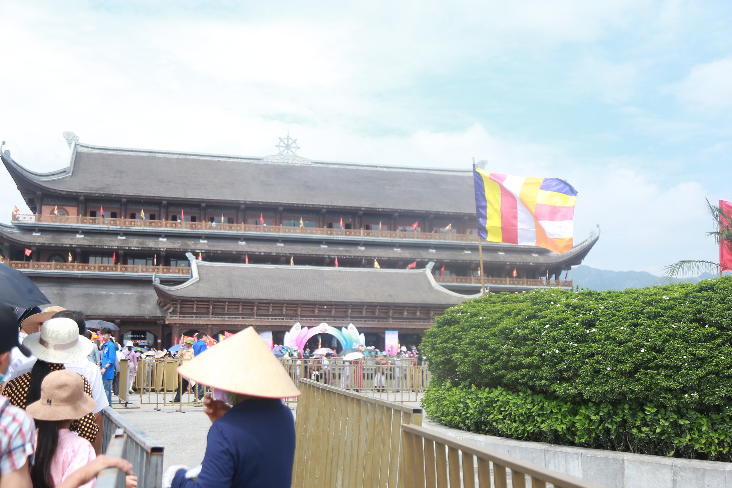 'Biển' người đến chùa Tam Chúc ở Hà Nam chiêm bái xá lợi Đức Phật- Ảnh 4. 'Biển' người đến chùa Tam Chúc ở Hà Nam chiêm bái xá lợi Đức Phật- Ảnh 4.