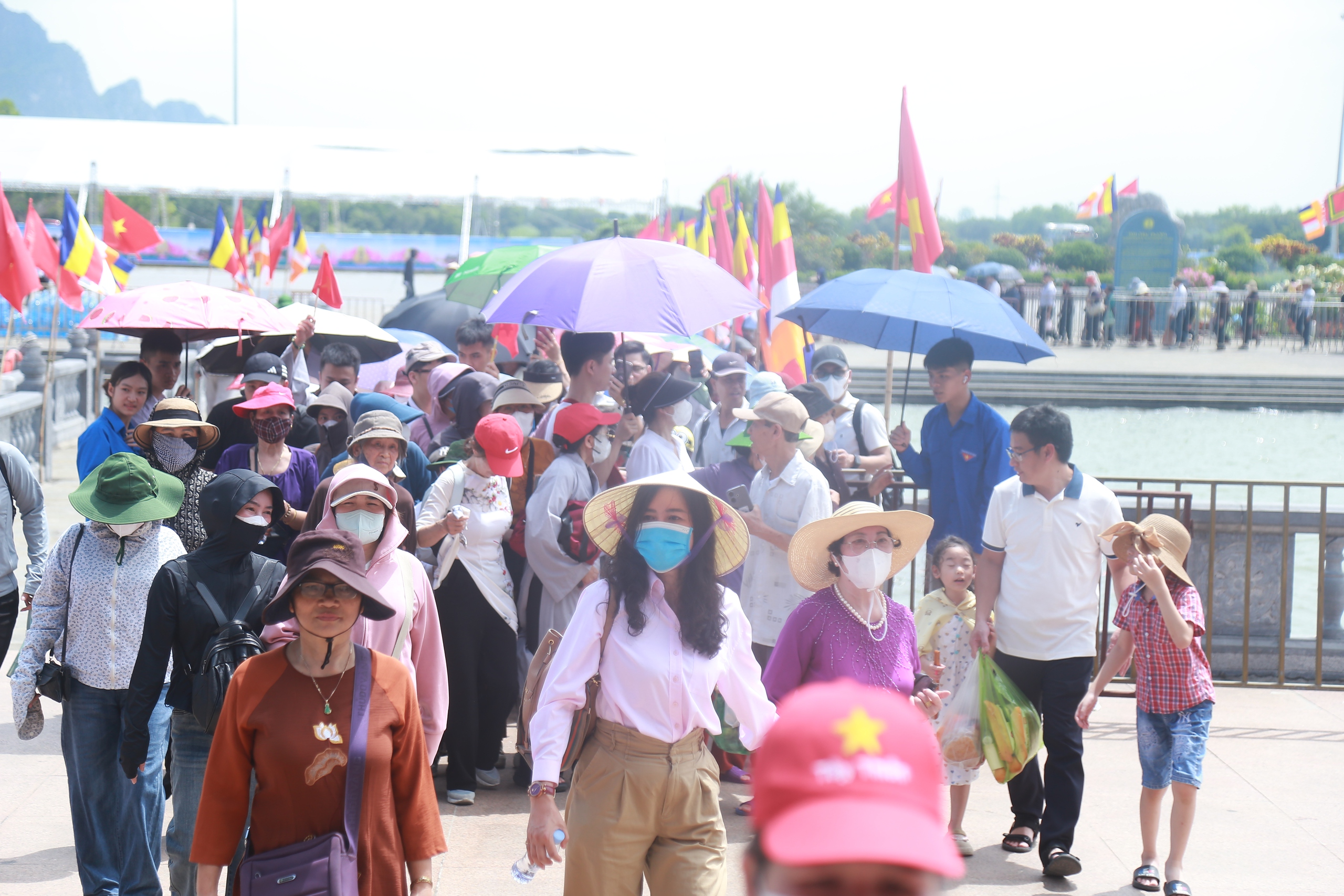 'Biển' người đến chùa Tam Chúc ở Hà Nam chiêm bái xá lợi Đức Phật- Ảnh 13. 'Biển' người đến chùa Tam Chúc ở Hà Nam chiêm bái xá lợi Đức Phật- Ảnh 13.