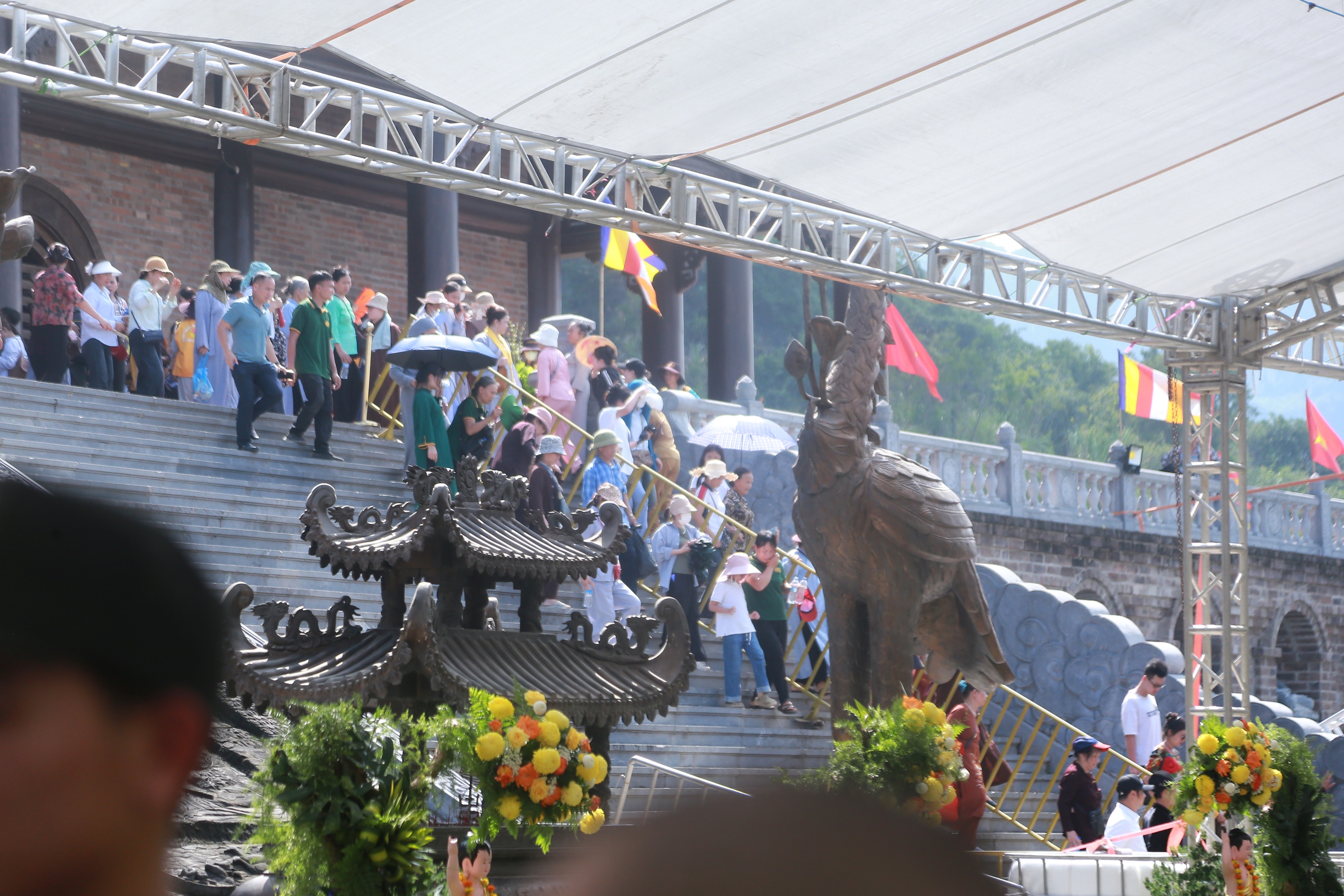 'Biển' người đến chùa Tam Chúc ở Hà Nam chiêm bái xá lợi Đức Phật- Ảnh 20. 'Biển' người đến chùa Tam Chúc ở Hà Nam chiêm bái xá lợi Đức Phật- Ảnh 20.