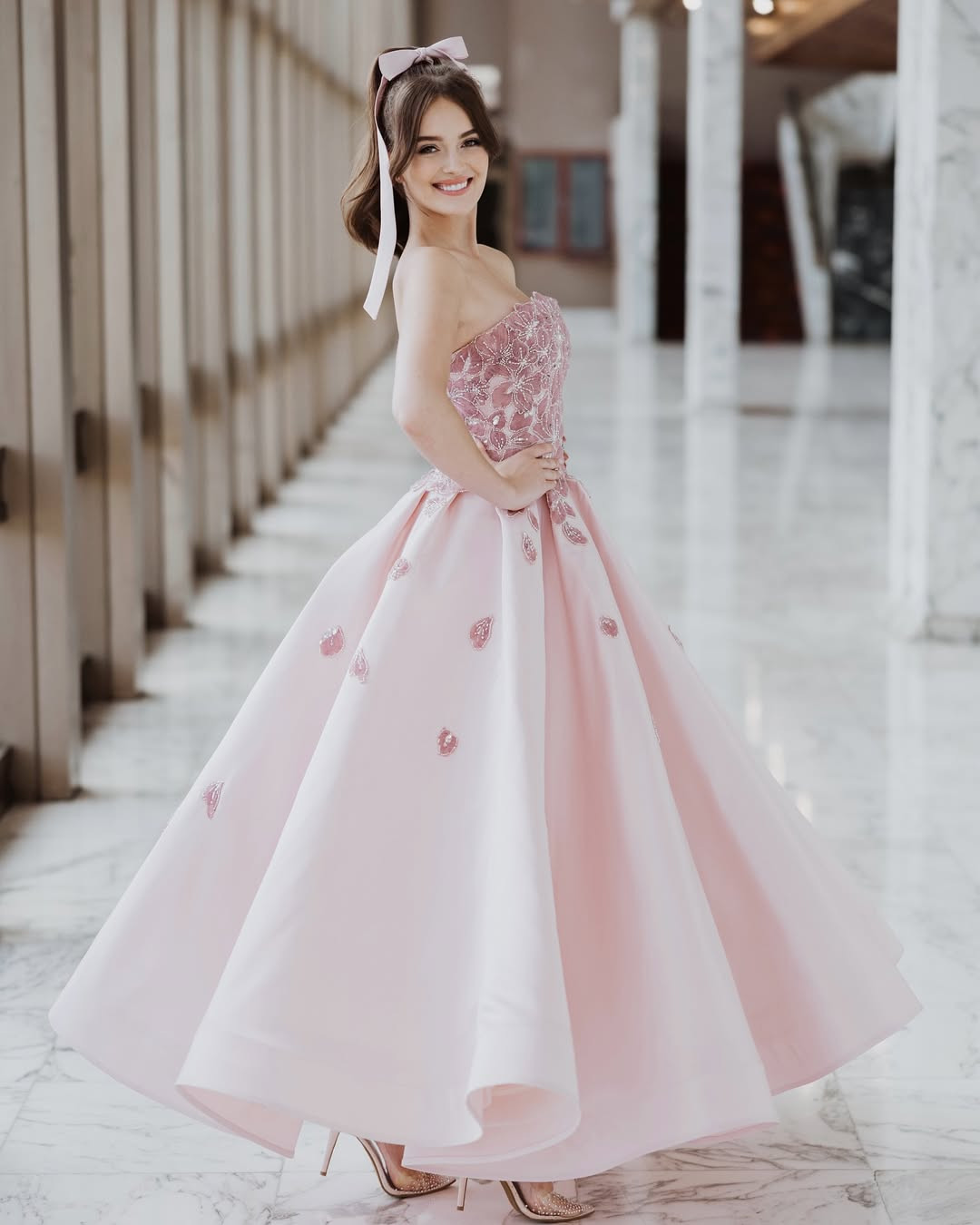 Cô gái đẹp như 'búp bê sống', làm giám đốc khi mới 18 tuổi thi Hoa hậu Thế giới - Ảnh 21. Cô gái đẹp như 'búp bê sống', làm giám đốc khi mới 18 tuổi thi Hoa hậu Thế giới - Ảnh 21.
