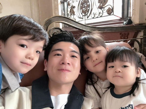 Chủ tịch ACB và doanh nhân Cường 'Đô la' vào chúc mừng anh chồng Đỗ Mỹ Linh lần nữa lên chức bố- Ảnh 6. Chủ tịch ACB và doanh nhân Cường 'Đô la' vào chúc mừng anh chồng Đỗ Mỹ Linh lần nữa lên chức bố- Ảnh 6.