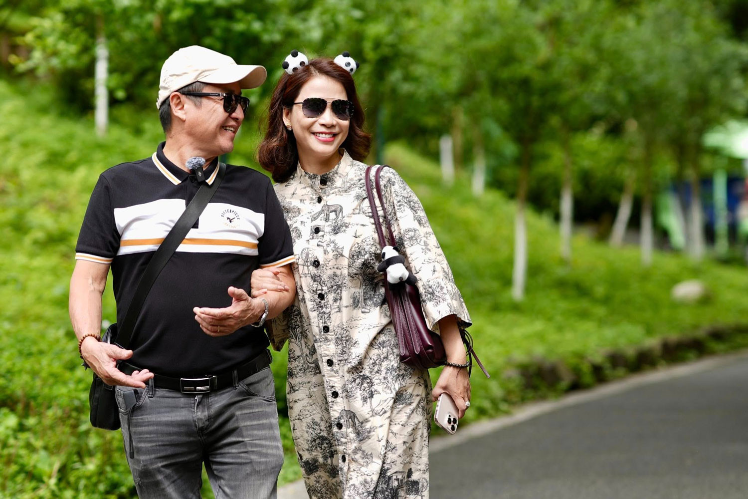 Cuộc sống tuổi xế chiều như 'đôi chim câu' của Chí Trung và bạn gái kém 18 tuổi - Ảnh 1. Cuộc sống tuổi xế chiều như 'đôi chim câu' của Chí Trung và bạn gái kém 18 tuổi - Ảnh 1.