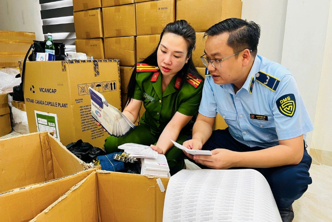 Cục An toàn thực phẩm phối hợp với Công an Hà Nội xác minh, làm rõ các sản phẩm thực phẩm chức năng giả- Ảnh 1. Cục An toàn thực phẩm phối hợp với Công an Hà Nội xác minh, làm rõ các sản phẩm thực phẩm chức năng giả- Ảnh 1.