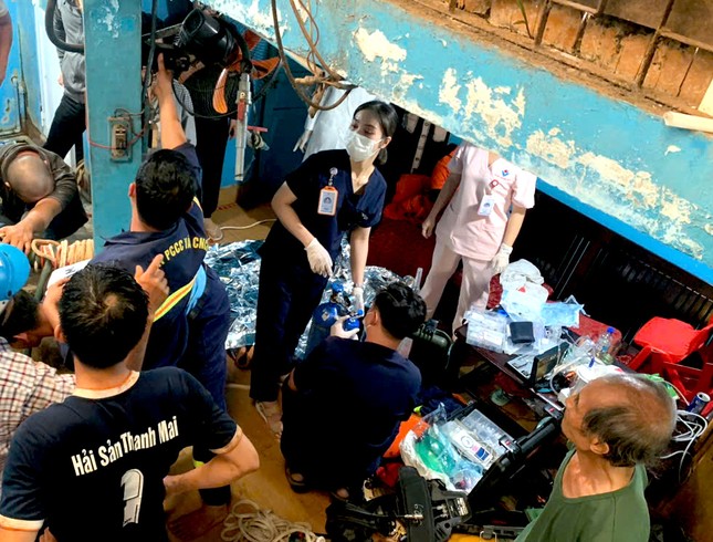 Nghẹt thở giải cứu hai bố con bất tỉnh, thiếu oxy khi rơi xuống giếng sâu - Ảnh 3. Nghẹt thở giải cứu hai bố con bất tỉnh, thiếu oxy khi rơi xuống giếng sâu - Ảnh 3.
