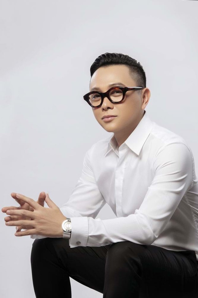 Nhà thiết kế Nguyễn Công Trí ghi dấu ấn khi giúp 'sao nữ' Hollywood này tỏa sáng tại 'Liên hoan phim Cannes 2025' - Ảnh 1. Nhà thiết kế Nguyễn Công Trí ghi dấu ấn khi giúp 'sao nữ' Hollywood này tỏa sáng tại 'Liên hoan phim Cannes 2025' - Ảnh 1.