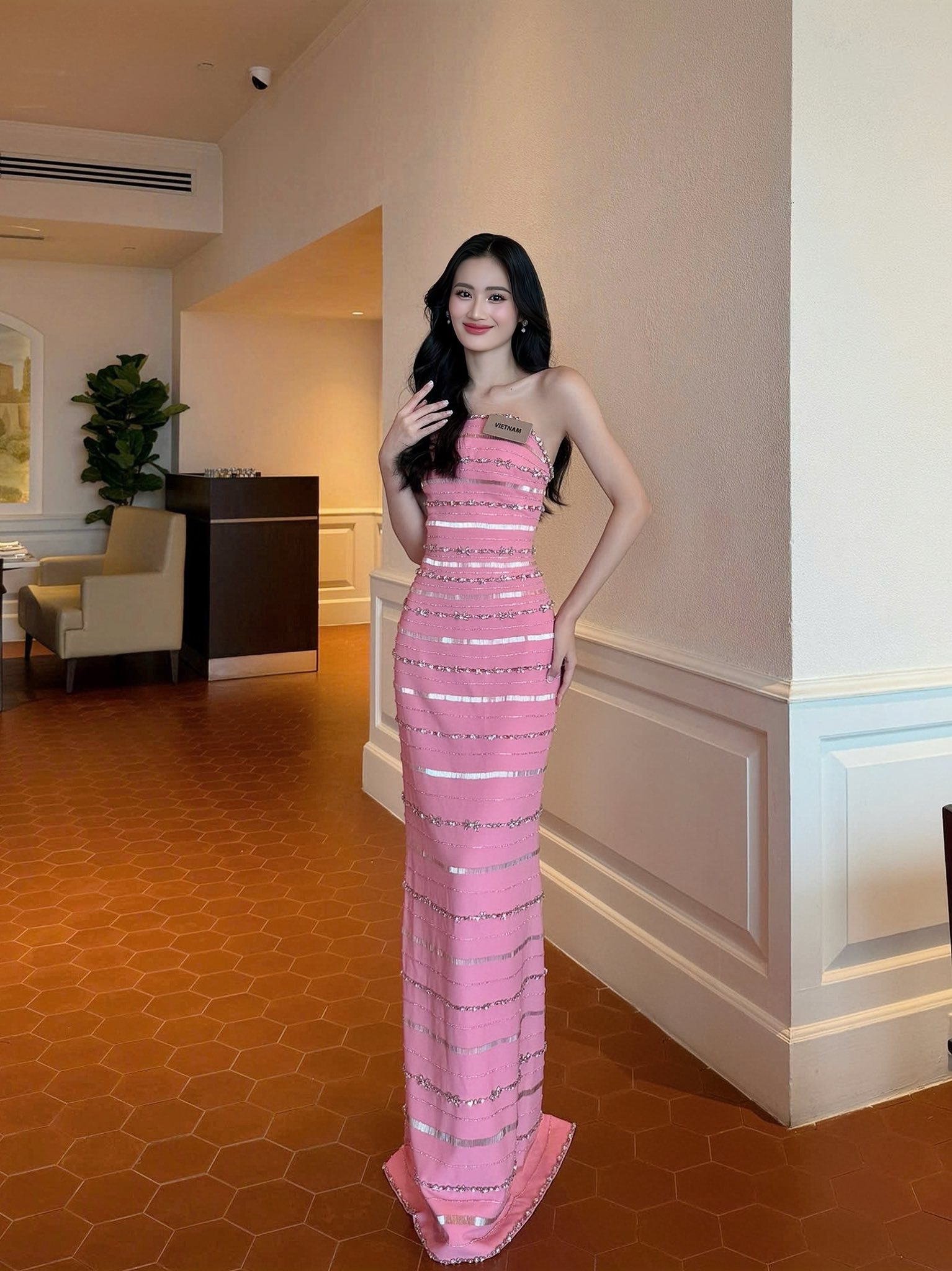 Tự tin đọ sắc với các thí sinh Miss Worlds 2025, Ý Nhi vẫn gây tranh cãi ở điểm này - Ảnh 5.