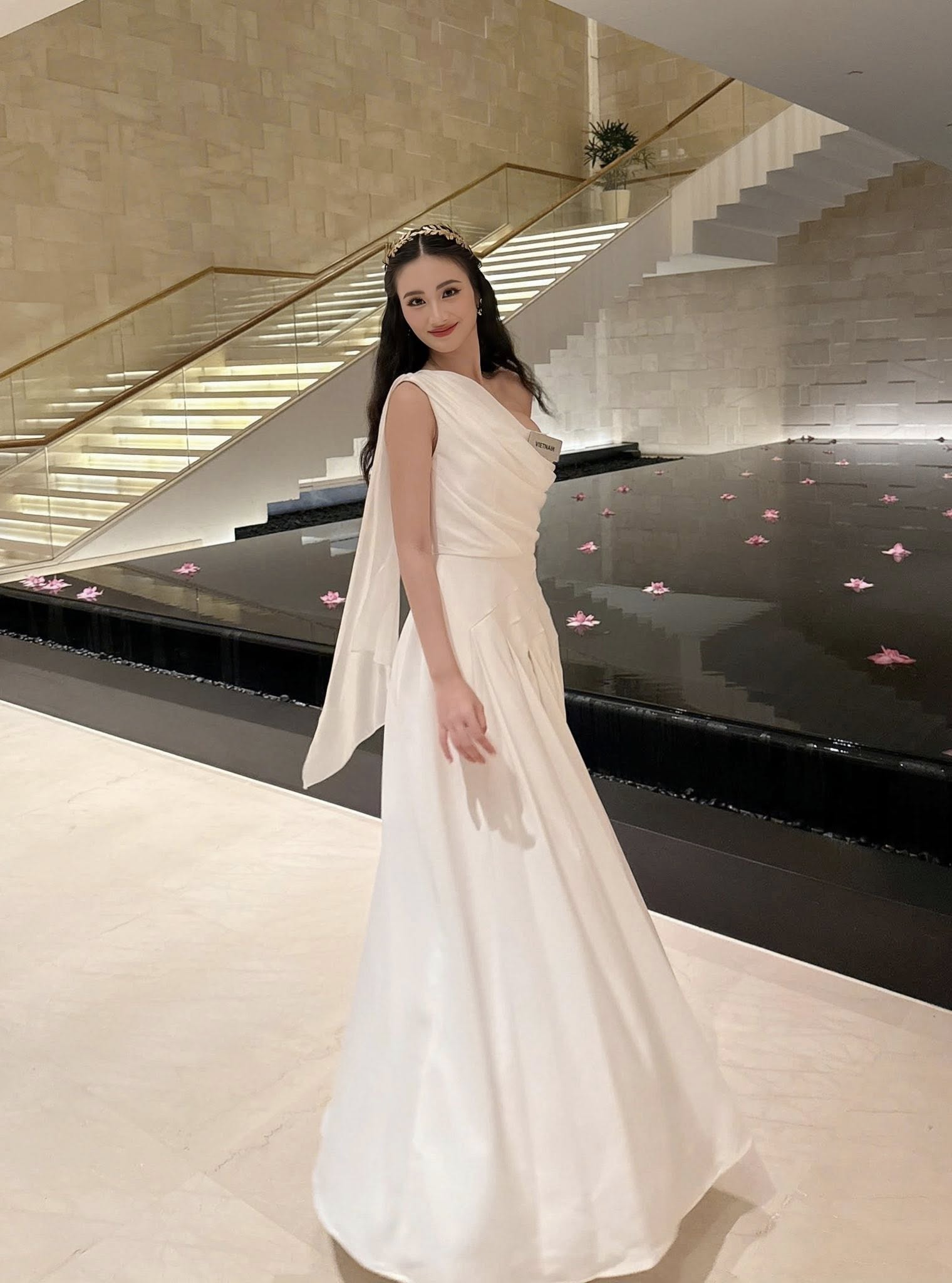 Tự tin đọ sắc với các thí sinh Miss Worlds 2025, Ý Nhi vẫn gây tranh cãi ở điểm này - Ảnh 9.