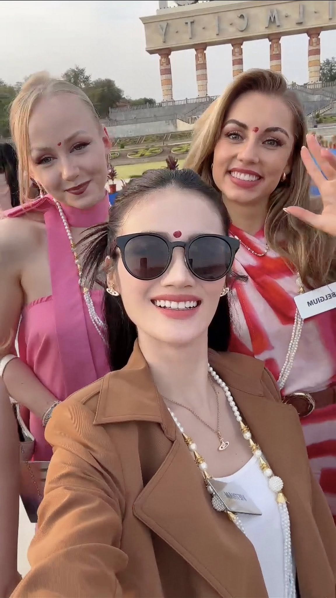 Tự tin đọ sắc với các thí sinh Miss Worlds 2025, Ý Nhi vẫn gây tranh cãi ở điểm này - Ảnh 6.