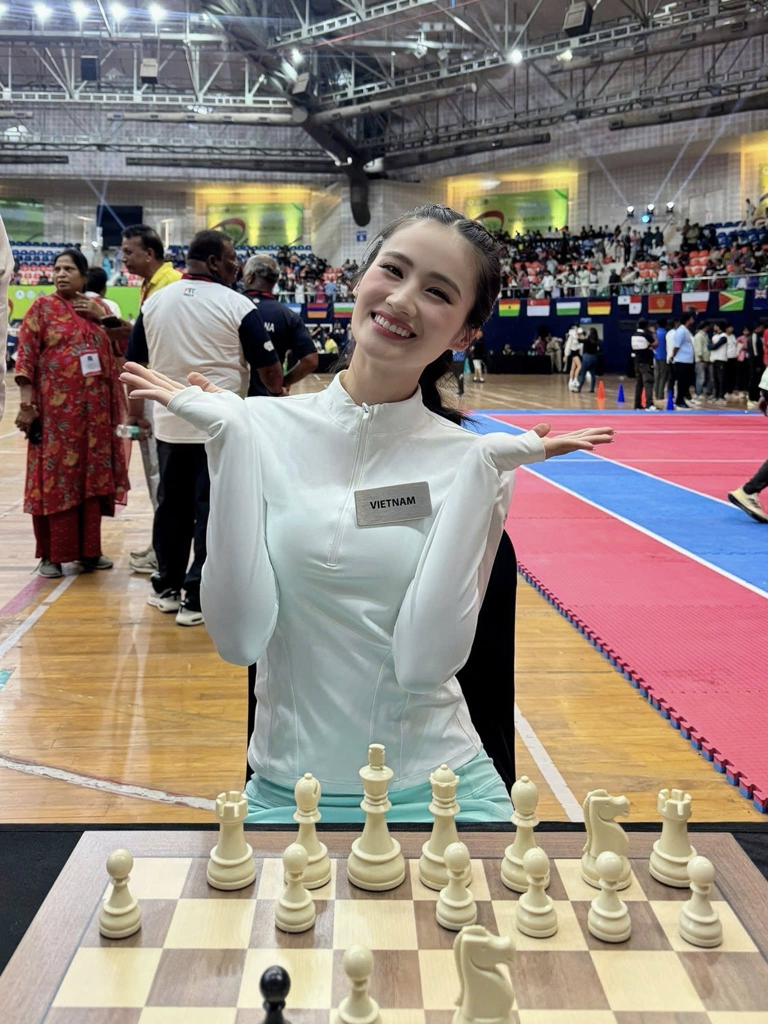 Tự tin đọ sắc với các thí sinh Miss Worlds 2025, Ý Nhi vẫn gây tranh cãi ở điểm này - Ảnh 11.