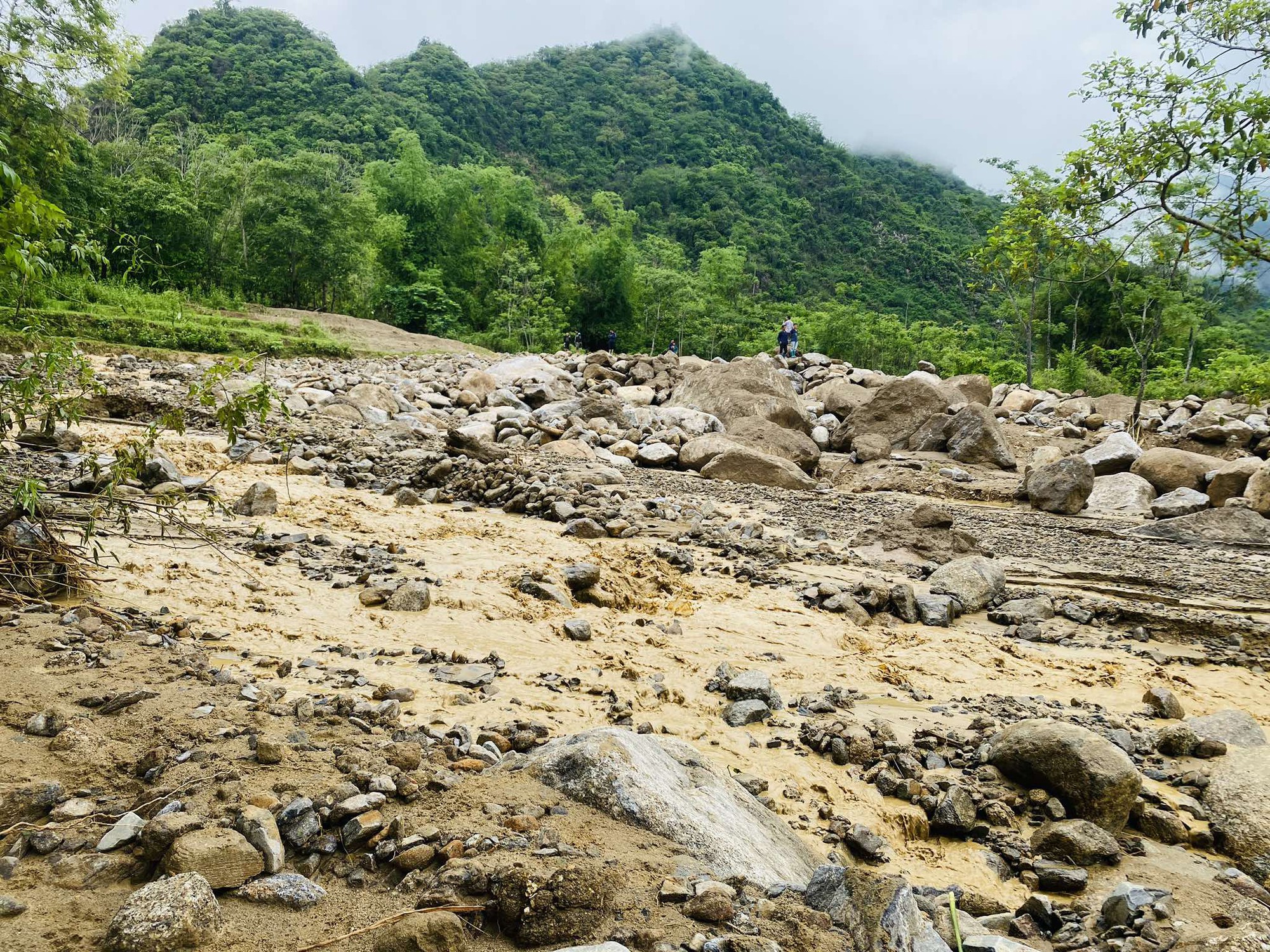 Hiện trường 'tan hoang' sau trận lũ quét khiến 4 người tử vong ở tỉnh nghèo Bắc Kạn- Ảnh 13. Hiện trường 'tan hoang' sau trận lũ quét khiến 4 người tử vong ở tỉnh nghèo Bắc Kạn- Ảnh 13.