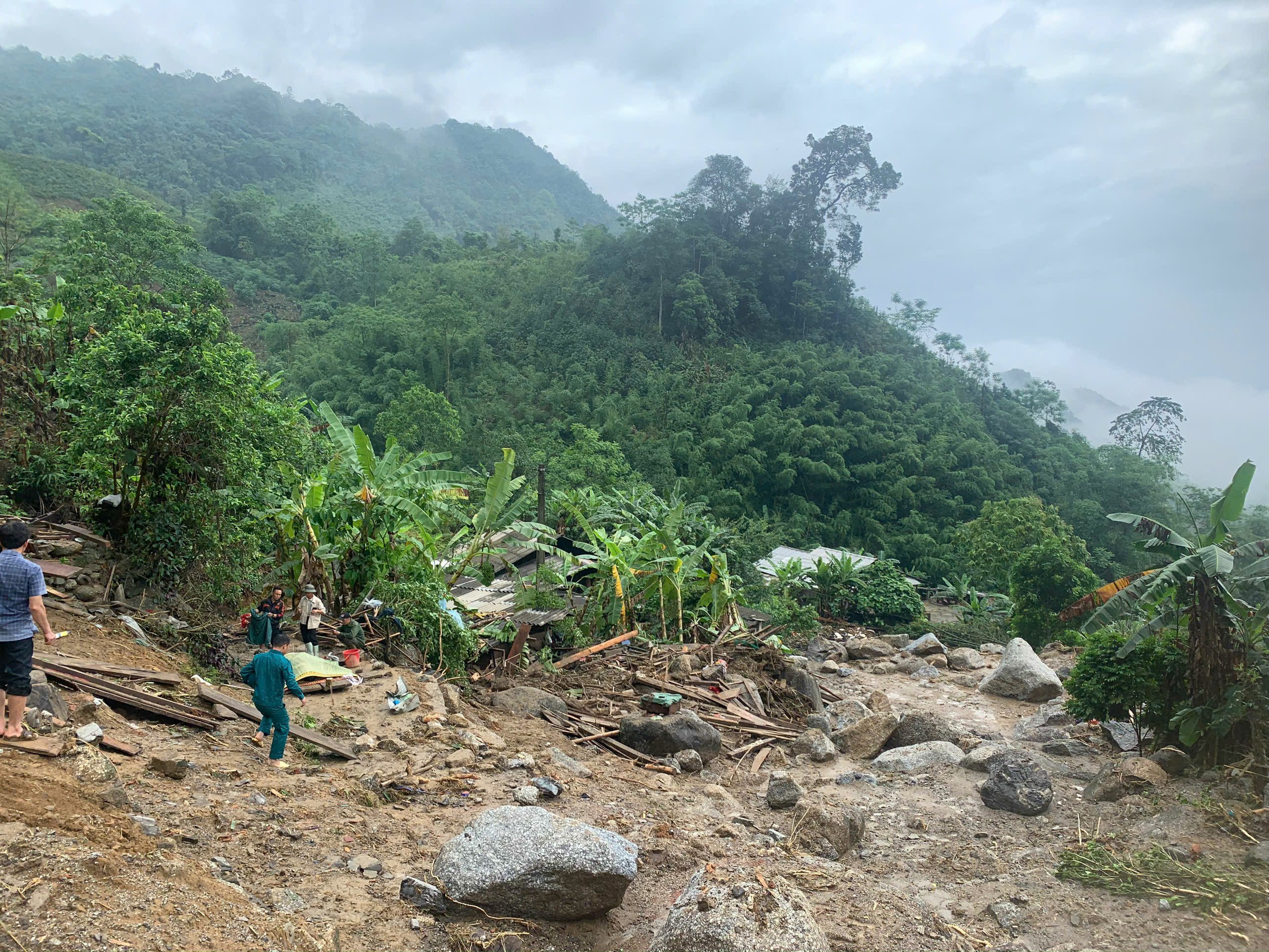 Hiện trường 'tan hoang' sau trận lũ quét khiến 4 người tử vong ở tỉnh nghèo Bắc Kạn- Ảnh 17. Hiện trường 'tan hoang' sau trận lũ quét khiến 4 người tử vong ở tỉnh nghèo Bắc Kạn- Ảnh 17.