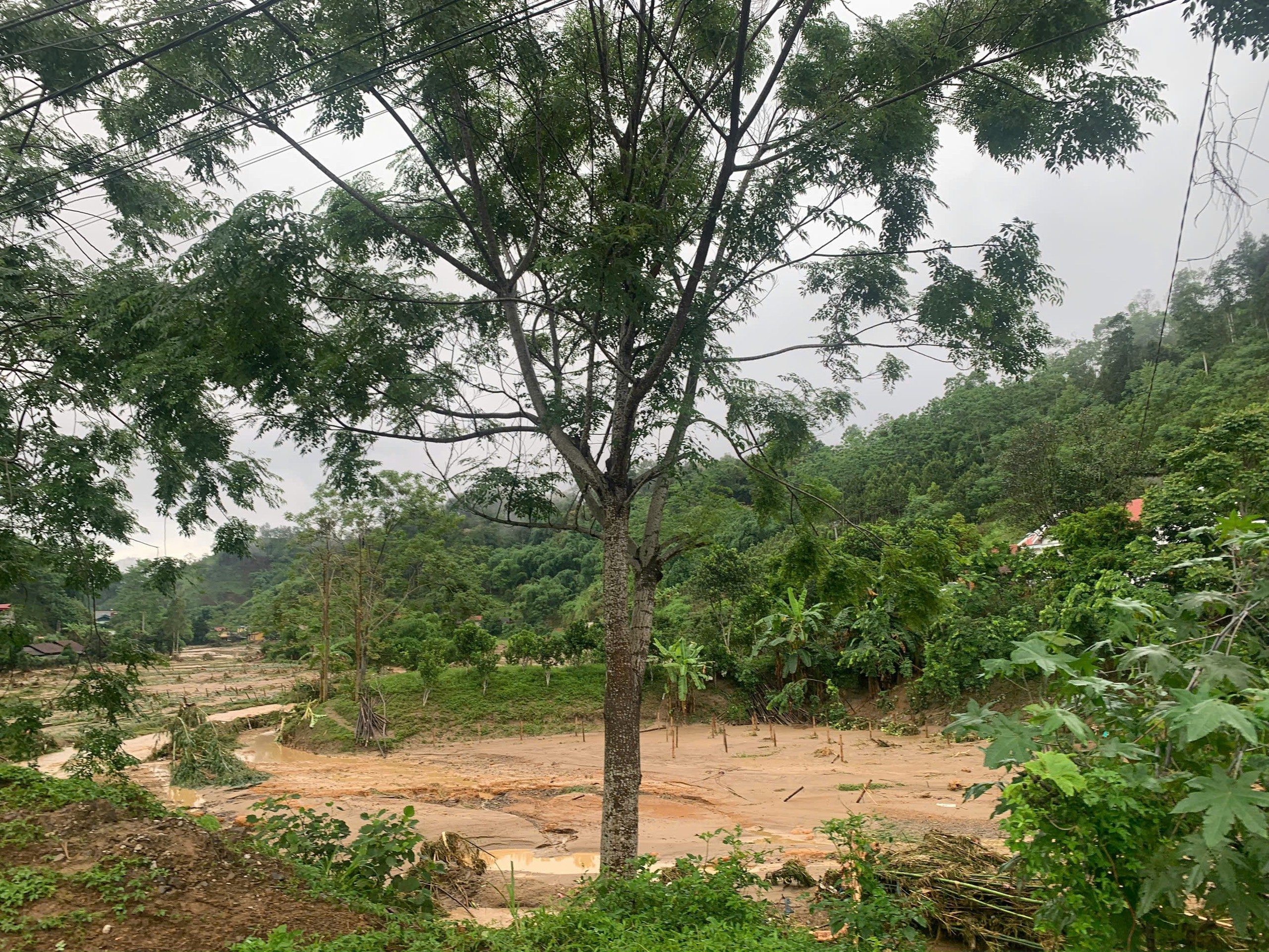 Hiện trường 'tan hoang' sau trận lũ quét khiến 4 người tử vong ở tỉnh nghèo Bắc Kạn- Ảnh 21. Hiện trường 'tan hoang' sau trận lũ quét khiến 4 người tử vong ở tỉnh nghèo Bắc Kạn- Ảnh 21.