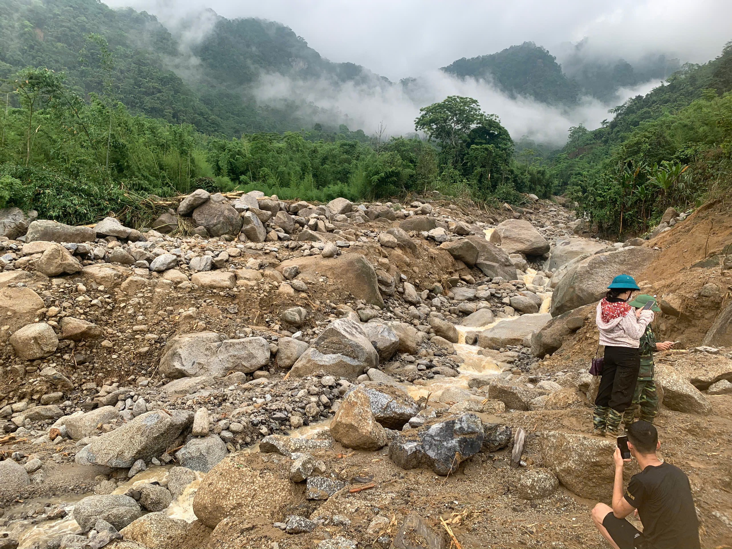 Hiện trường 'tan hoang' sau trận lũ quét khiến 4 người tử vong ở tỉnh nghèo Bắc Kạn- Ảnh 16. Hiện trường 'tan hoang' sau trận lũ quét khiến 4 người tử vong ở tỉnh nghèo Bắc Kạn- Ảnh 16.