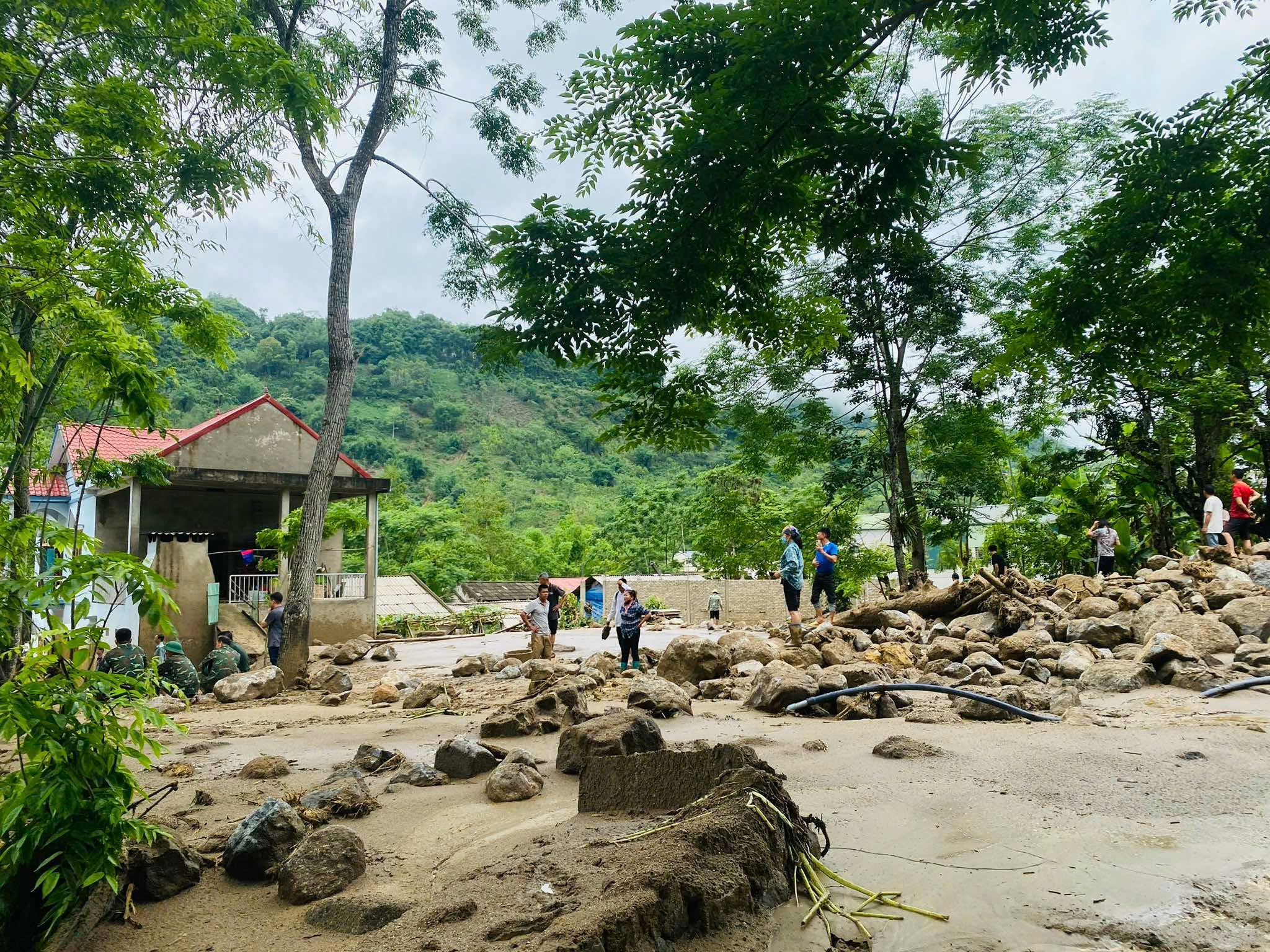 Hiện trường 'tan hoang' sau trận lũ quét khiến 4 người tử vong ở tỉnh nghèo Bắc Kạn- Ảnh 7. Hiện trường 'tan hoang' sau trận lũ quét khiến 4 người tử vong ở tỉnh nghèo Bắc Kạn- Ảnh 7.
