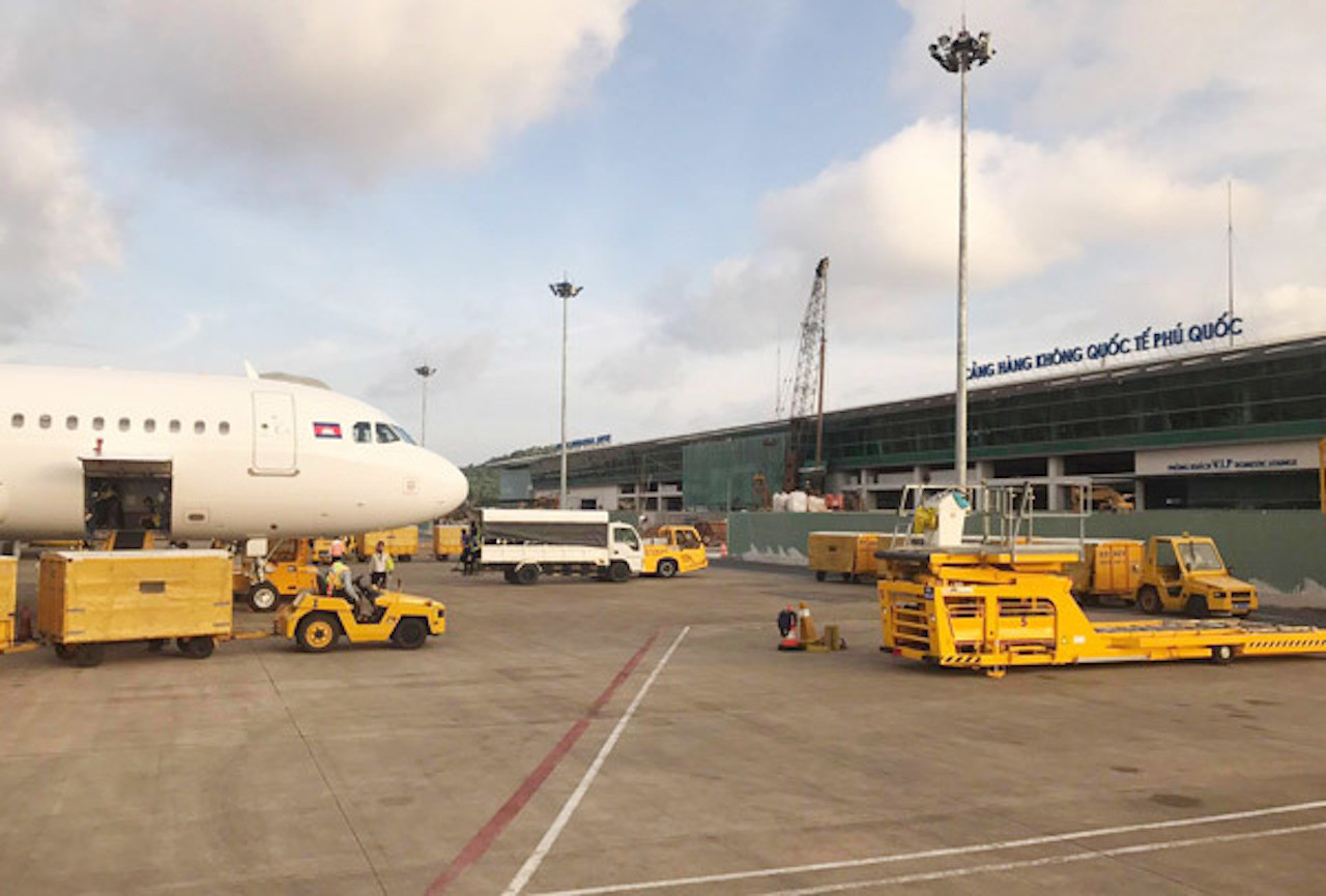 Đình chỉ công tác cán bộ xé vé máy bay của khách nước ngoài ở Phú Quốc - Ảnh 1. Đình chỉ công tác cán bộ xé vé máy bay của khách nước ngoài ở Phú Quốc - Ảnh 1.